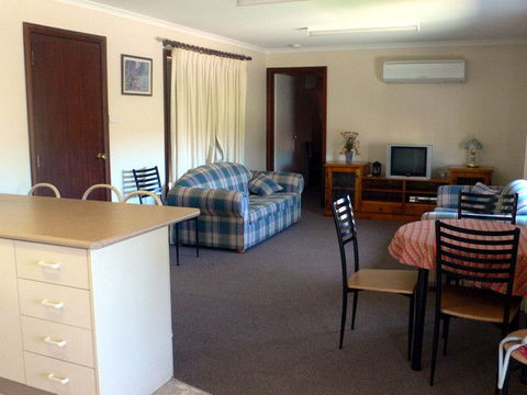 Back O' Bourke Accommodation - QLD Tourism 2