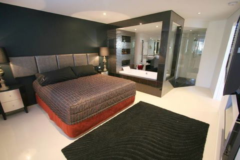 Bay Royal Apartments - QLD Tourism 0