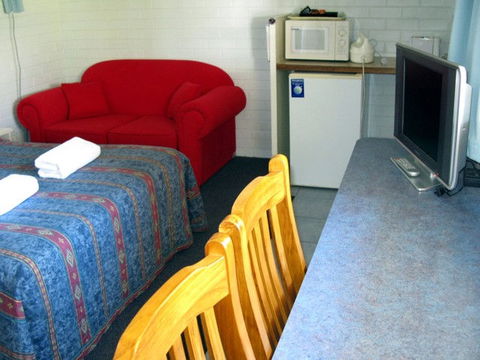 Beach Drive Motel - QLD Tourism 3