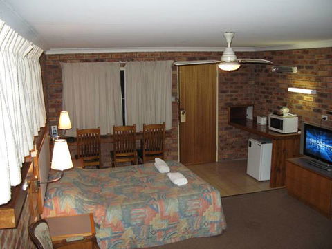 Beach Drive Motel - QLD Tourism 6
