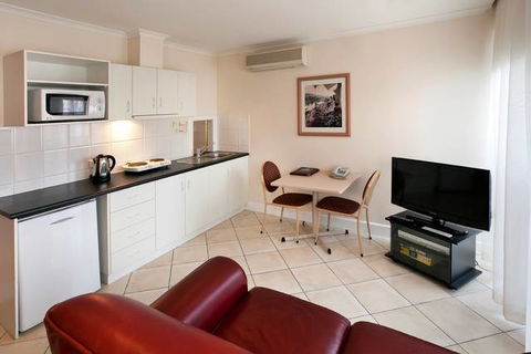 BEST WESTERN Ensenada Motor Inn & Suites - QLD Tourism 1