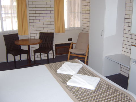 Binalong Motel - QLD Tourism 10