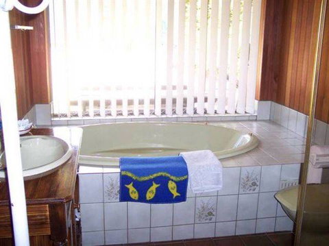 Bott's Beach Retreat - Queensland Tourism 3