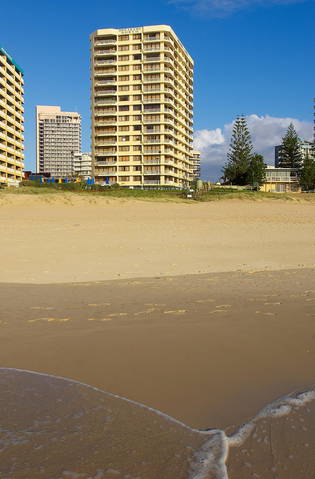 Breakers North - Absolute Beach Front Holiday Apartments - QLD Tourism 4