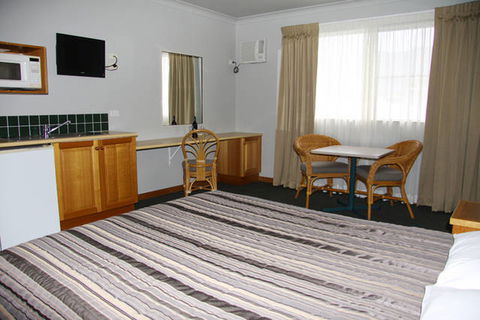 Cannon Park Motel - QLD Tourism 6