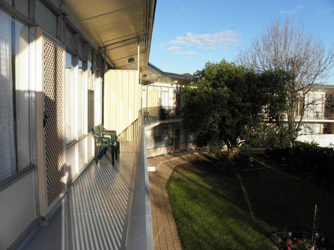 Capri Lodge Apartments - Queensland Tourism 4