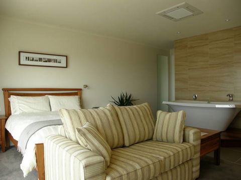 Captain's At The Bay - QLD Tourism 1