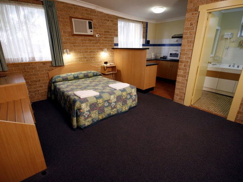 Colonial Motel - QLD Tourism 1