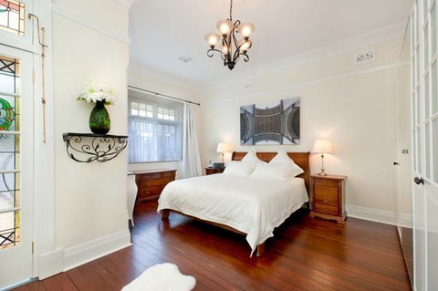 Petite Chalet - QLD Tourism 0