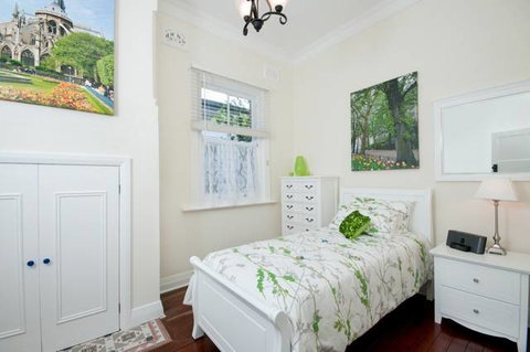 Petite Chalet - QLD Tourism 2