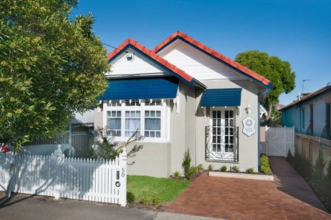 Petite Chalet - QLD Tourism 3