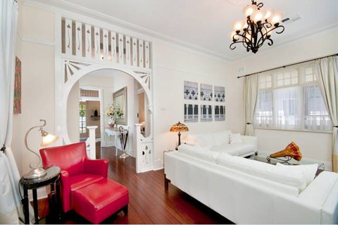 Petite Chalet - QLD Tourism 4