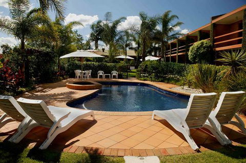 Crystal Fountain Motel - QLD Tourism 0