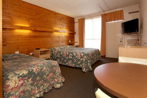 Dandenong Motel - QLD Tourism 3