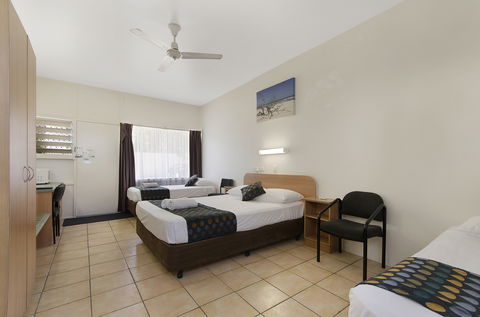 Beach House Motel - QLD Tourism 0