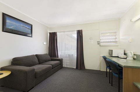Beach House Motel - QLD Tourism 1