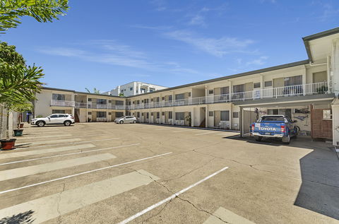 Beach House Motel - QLD Tourism 3