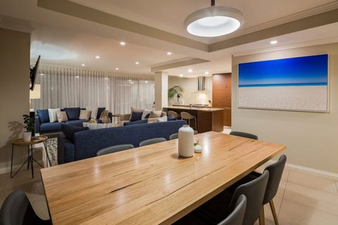 Azure Holiday House - QLD Tourism 0