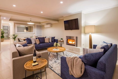 Azure Holiday House - QLD Tourism 5