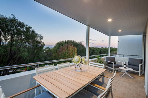 Azure Holiday House - QLD Tourism 16