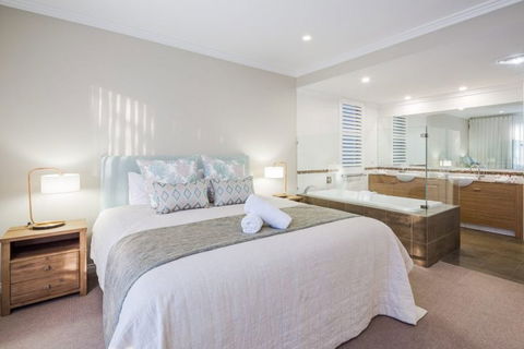 Azure Holiday House - QLD Tourism 6