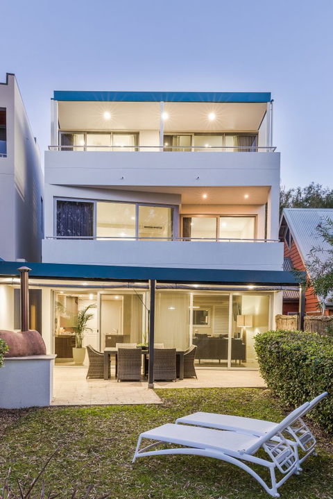 Azure Holiday House - QLD Tourism 8