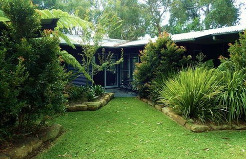 Art House Accommodation - QLD Tourism 0