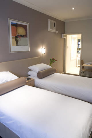 Easystay Studio Apartments - Queensland Tourism 1