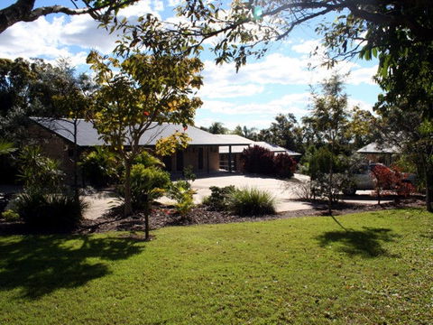 Emeraldene Inn & Eco-Lodge - Queensland Tourism 0