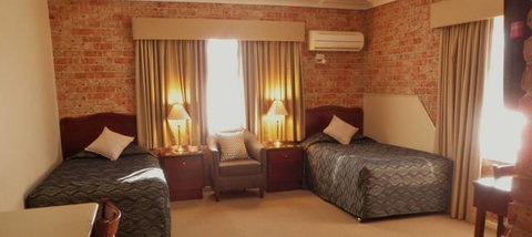 Endeavour Court Motor Inn - QLD Tourism 1