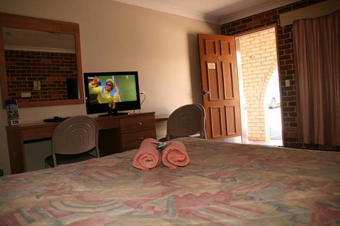 Forest Lodge Motor Inn & Restaurant - QLD Tourism 1