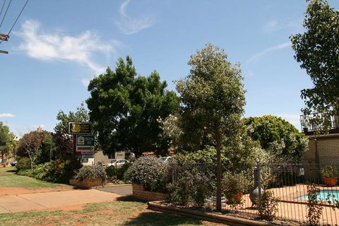 Forest Lodge Motor Inn & Restaurant - QLD Tourism 4