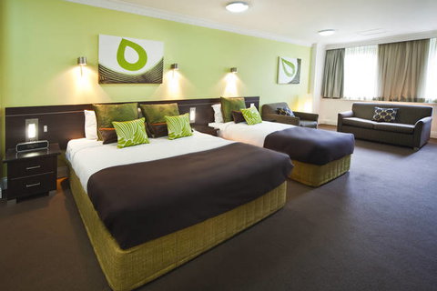 Hyde Park Inn - QLD Tourism 0