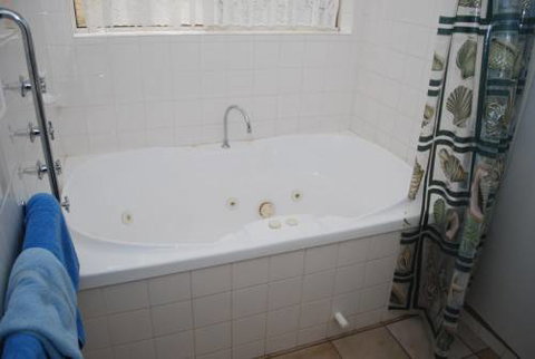 Inverloch Central Motor Inn - QLD Tourism 0