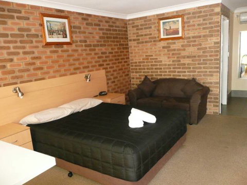 Jumbuck Motor Inn - QLD Tourism 0