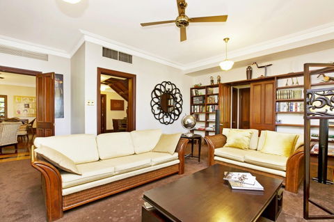 Mandalay Luxury Stay - Queensland Tourism 1