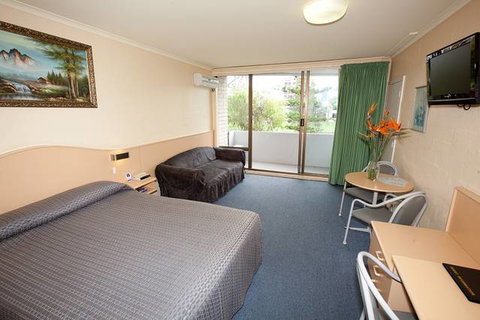 Palm Court Motor Inn - QLD Tourism 1