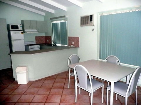 Palm Grove Caravan Resort - QLD Tourism 1