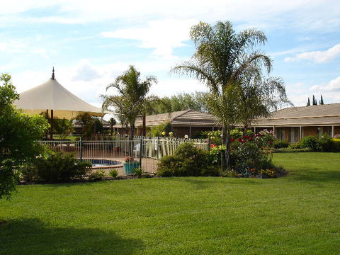 Paradise Lakes Motel - Queensland Tourism 1
