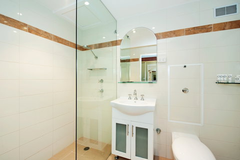 Quality Hotel NOAH'S On The Beach - QLD Tourism 1