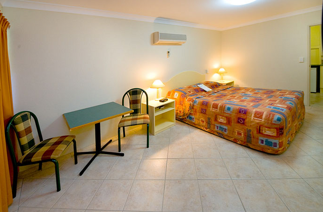 Rocky Gardens Motor Inn - QLD Tourism 4