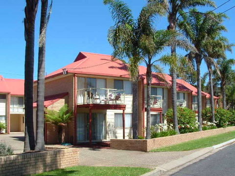 Sapphire Court Holiday Units - Queensland Tourism 0