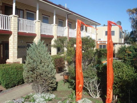 Baywatch Manor Augusta YHA - QLD Tourism 4