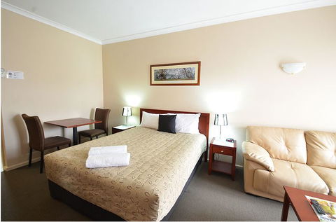 Top Of The Town Motel - QLD Tourism 0