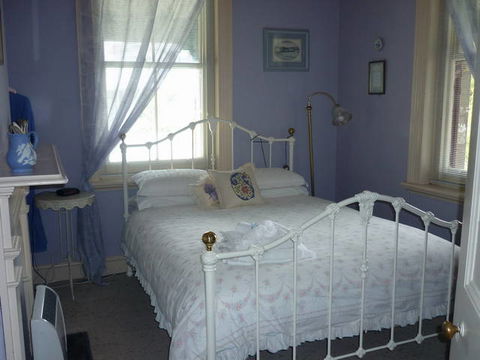 Whalers Cottage B & B - QLD Tourism 1