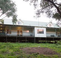 Sea Breeze Chalets - QLD Tourism