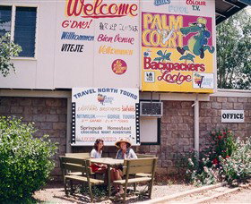 Palm Court Kookaburra Backpackers - QLD Tourism 0