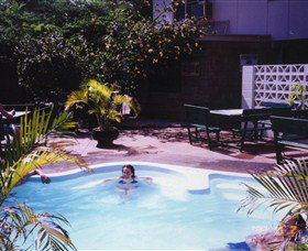 Palm Court Kookaburra Backpackers - QLD Tourism 2