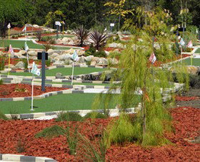 18 Hole Mini Golf - Club Husky - QLD Tourism 0