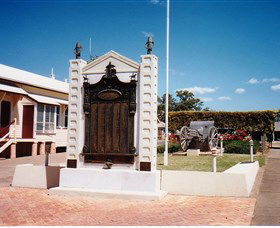 Gayndah War Memorial - QLD Tourism 0